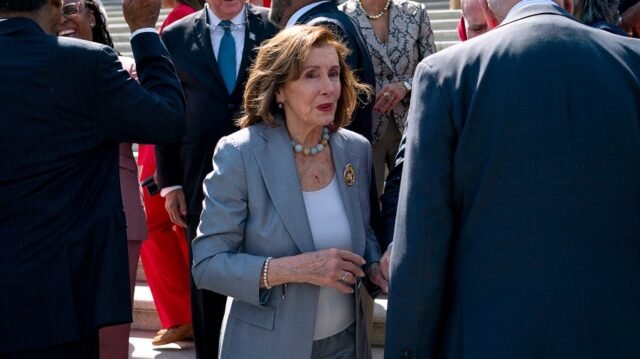 Pelosi respalda la prohibición de negociación de acciones
