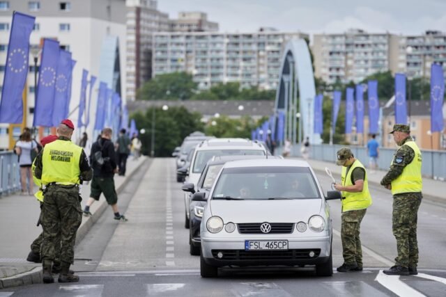 Polonia restablece los controles fronterizos con Alemania y Lituania para desalentar a los solicitantes de asilo
