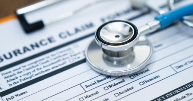 Por qué millones de estadounidenses podrían ver que sus tarifas de seguro de salud aumentan
