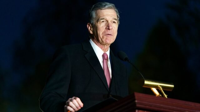 Roy Cooper sugiere una carrera en el Senado 2026
