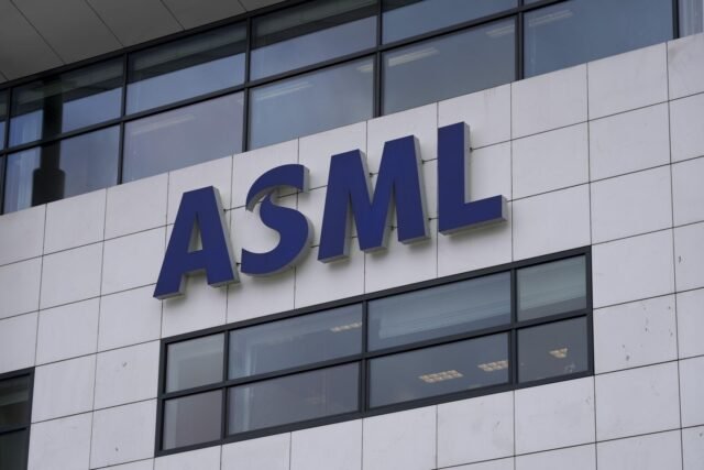 Ruso condenado por violar las sanciones al compartir el conocimiento del gigante tecnológico ASML
