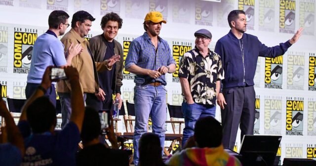 Ryan Gosling y alienígena sin rostro llamado Rocky Wow Crowd en el panel de 'Proyecto Hail Mary' Comic-Con
