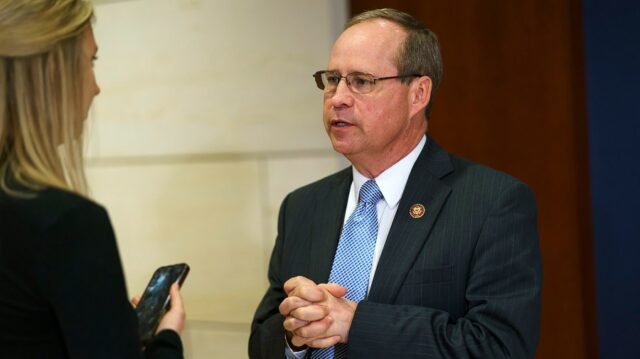 Solo un médico en ejercicio en el Congreso: el diagnóstico de Trump no lo "disuadirá de su trabajo"
