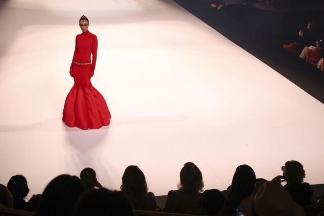 Stephane Rolland deja que Couture hable por sí mismo con glamour de la era espacial
