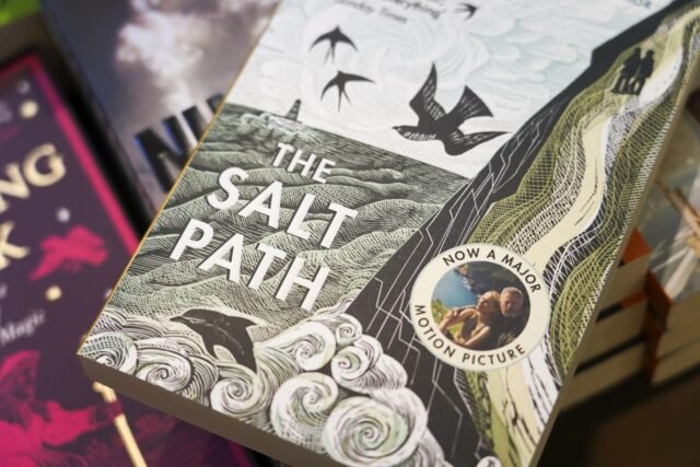 'The Salt Path:' Un libro que capturó los corazones de millones, pero ahora envuelto en controversia
