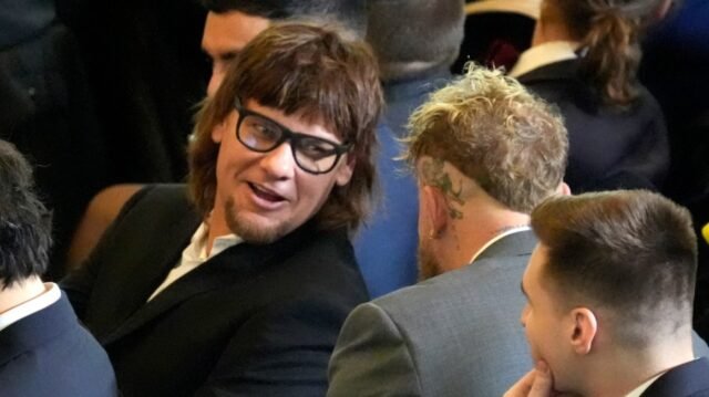 Theo Von pregunta 'qué cambió' con Vance en los archivos Epstein
