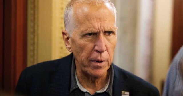 Thom Tillis rompe el Partido Republicano en el proyecto de ley de impuestos, advierte a Trump que "traiciona" a los votantes
