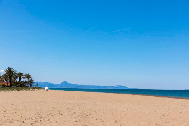 Tres playas populares de Costa Blanca cerradas a los nadadores debido a la contaminación de aguas residuales
