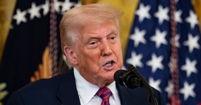 Trump afirma audazmente el 'Jeffrey Epstein Hoax' ha aumentado su índice de aprobación 'significativamente'
