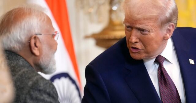 Trump anuncia una tarifa del 25% sobre la India y las sanciones no especificadas por comprar petróleo ruso
