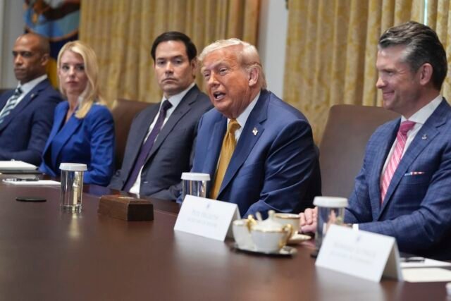 Trump aumenta las críticas a Putin mientras busca reanudar los envíos de armas a Ucrania
