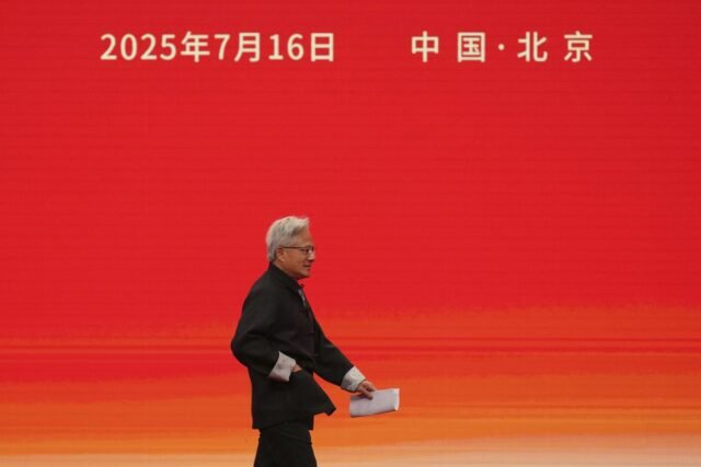 Trump deshace la represión de la administración contra los microchips de IA, permite a Nvidia venderlos a China
