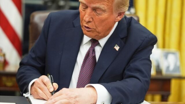 Trump firma el paquete de rescisión que arraigan los fondos de transmisión pública
