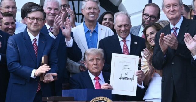 Trump firma "gran y hermoso proyecto de ley" a medida que avanza la fecha límite de tarifas
