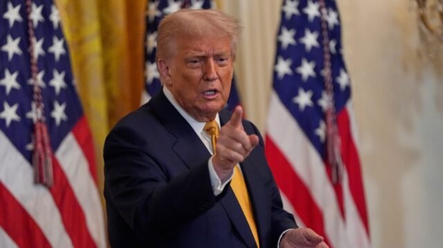 Trump firma las órdenes ejecutivas para acelerar la construcción del centro de datos, Target 'Woke' AI
