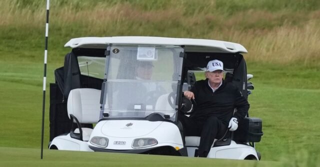 Trump juega al golf en Escocia mientras los manifestantes salen a las calles y denuncian su visita
