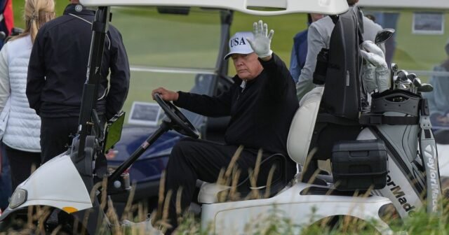 Trump juega al golf en Escocia mientras los manifestantes salen a las calles y denuncian su visita
