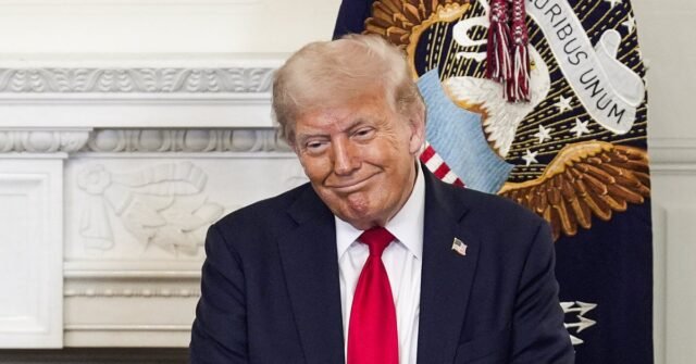 Trump le dice a los seguidores que sus esposas probablemente los dejarían si su factura de impuestos no se aprobara
