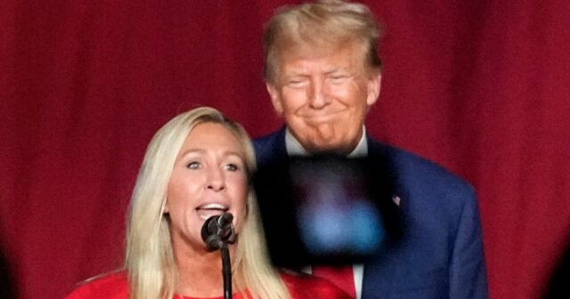 Trump le hace a DeSantis una pregunta incómoda sobre Marjorie Taylor Greene, frente a su novio
