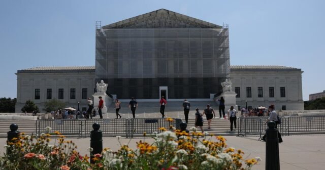 Trump le pide a la Corte Suprema que le permita despedir a los miembros de la Comisión de Seguridad de Productos del Consumidor.
