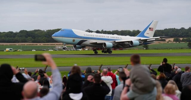 Trump mezcla negocios presidenciales y personales en Escocia.
