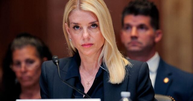 Trump publica un mensaje de apoyo para Bondi en medio de Epstein Probe Fallout

