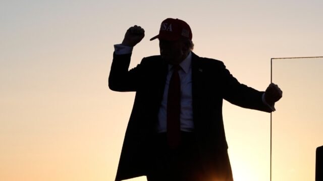 Trump publica un video falso de Obama arrestado
