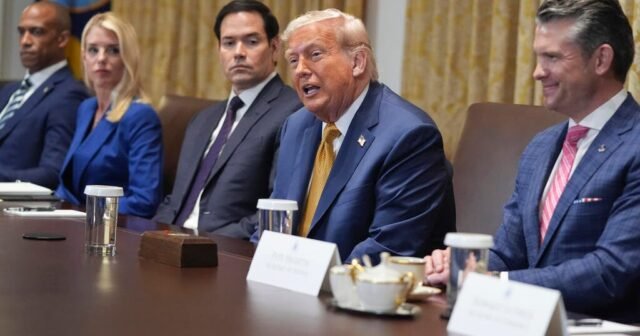 Trump retrocede a la pregunta de Jeffrey Epstein: "¿Sigue hablando la gente ... este flujo?"
