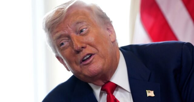 Trump toma el descanso de las vacaciones de golf de $ 10 millones para presentar la nueva explicación de Jeffrey Epstein
