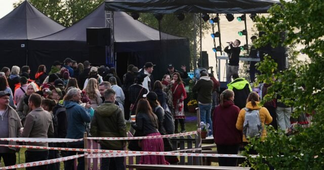 Un festival de rap cerca del Océano Ártico deleita a las multitudes bajo el sol de la medianoche
