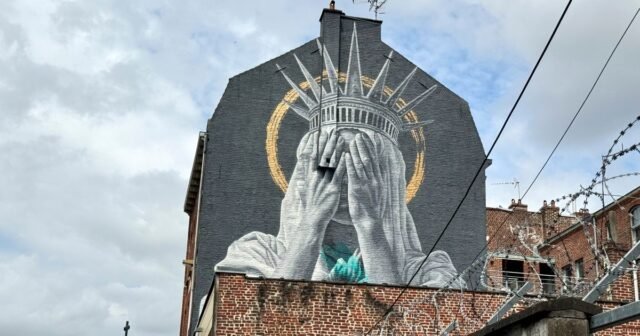 Un nuevo mural en Francia muestra la estatua de la libertad que cubre sus ojos en un golpe a Trump
