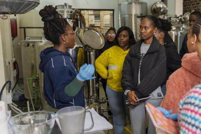 Un pionero de la cerveza, el primer propietario de la cervecería negra de Sudáfrica entrena una nueva generación

