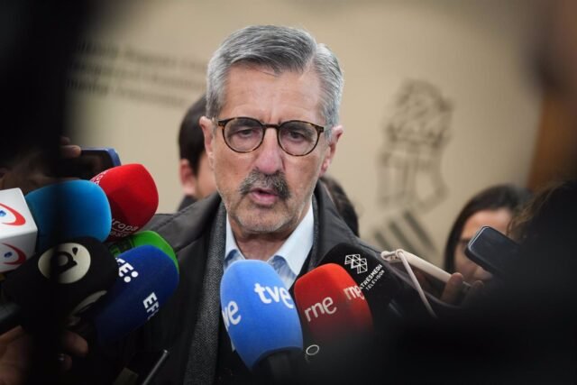 Valencia de España inunda que el zar renuncia en desgracia por las acusaciones de que fingió su título universitario

