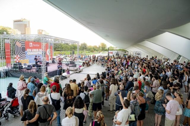 Valencia se relaja en el apogeo del verano con una variedad de actividades y eventos que no se pueden perder. • Valencia 24/7
