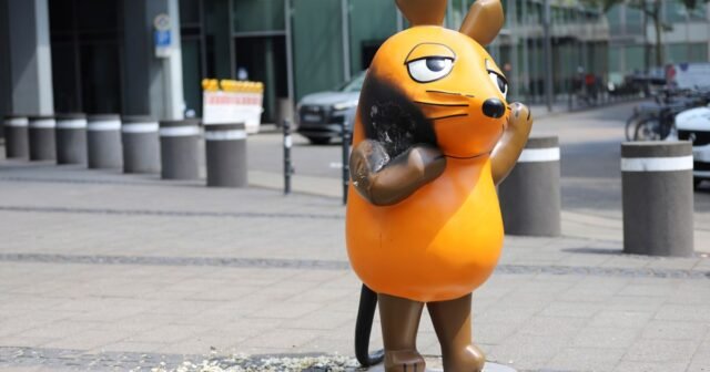 Vandals prendió fuego a una estatua de ratón que es una estrella de televisión y mascota para una emisora alemana
