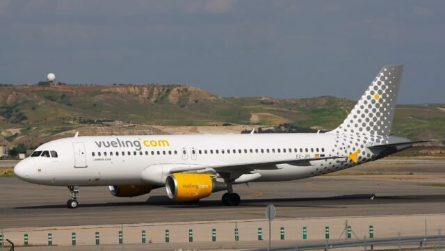 Vueling acusado de antisemitismo después del grupo de niños judíos es retirado del avión en Valencia
