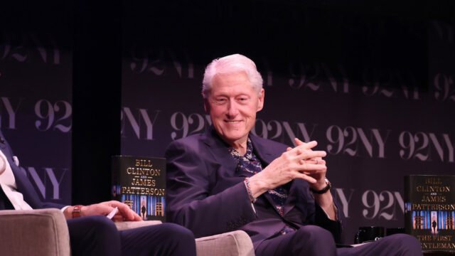 WSJ revela la nota de Bill Clinton a Jeffrey Epstein - RT World News
