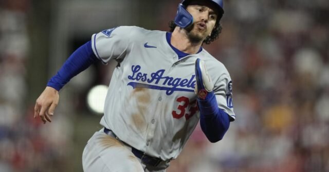 Will Smith, Freddie Freeman tiene éxitos de embrague mientras los Dodgers derrotan a los Rojos
