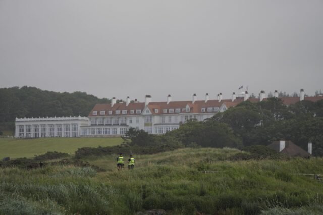 '¿Por qué no está pagando?' La visita de golf de Trump a los contribuyentes escoceses
