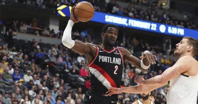 ¿Puede LeBron James ayudar a enojar a DeAndre Ayton cambiar su imagen?

