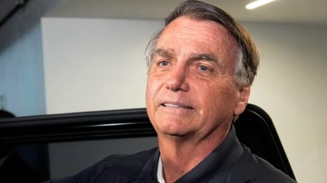 La Corte Suprema de Brasil ordena el arresto domiciliario para el aliado de Trump Bolsonaro

