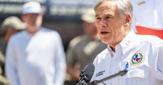 Abbott le pide a la Corte Suprema de Texas que elimine al líder demócrata del cargo.
