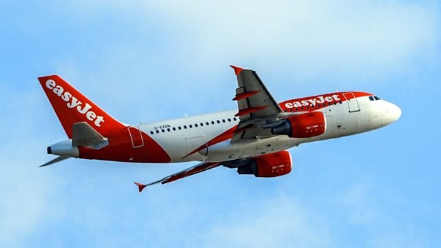 Borry EasyJet piloto aturdir a los invitados en el hotel de lujo después de que se desnuda en el bar después de la sesión de bebida durante todo el día
