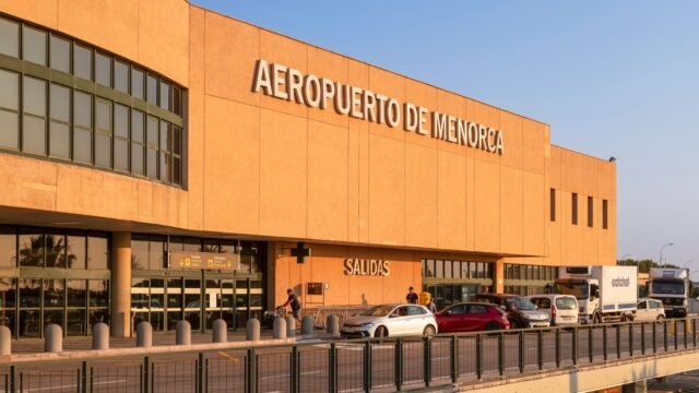 Brit Boy, de 15 años, se escapa en el vuelo a Italia después de separarse de los padres mientras vuela a casa al Reino Unido después de España Hols
