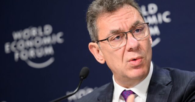 CEO de Pfizer que asiste a $ 25 millones de recaudadores de fondos en el club de golf de Trump después de que el presidente exige recortes de precios de drogas, dicen las fuentes
