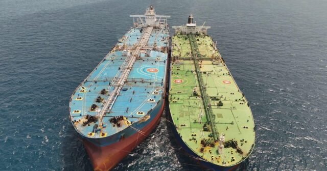 China usa "Flota oscura" para comprar petróleo de Irán y evadir las sanciones estadounidenses en aguas internacionales
