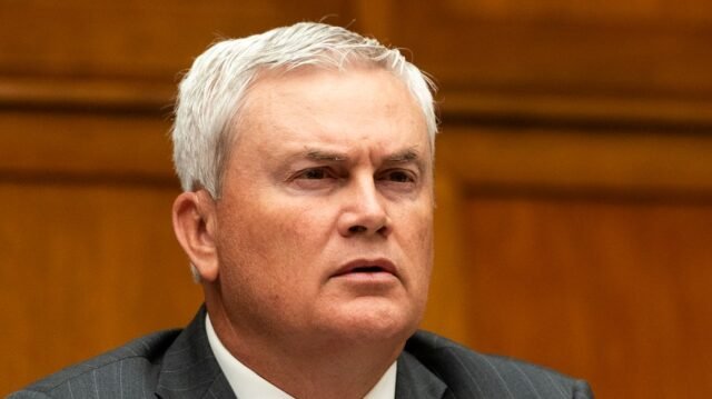 Comer: Clinton debería pensar "largo y difícil" en desafiar la citación
