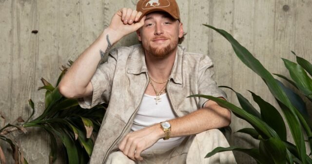 Desde un trabajo en una planta de procesamiento de carne hasta el estrellato de la música country, Bailey Zimmerman lo está calculando
