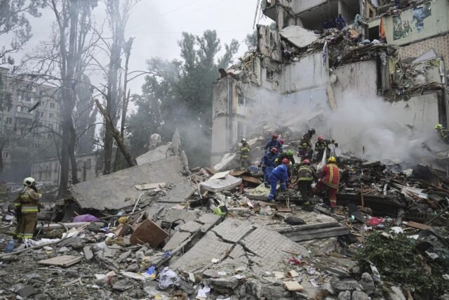 El ataque de misiles y drones rusos contra Kyiv mata al menos a 13 personas y huele a más de 130
