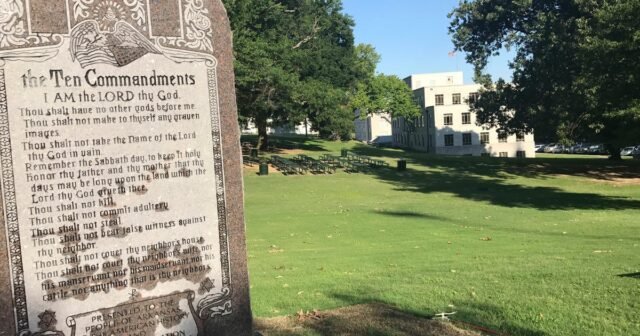 El juez federal asalta la ley de los Diez Mandamientos de Arkansas mientras limita ligeramente su uso
